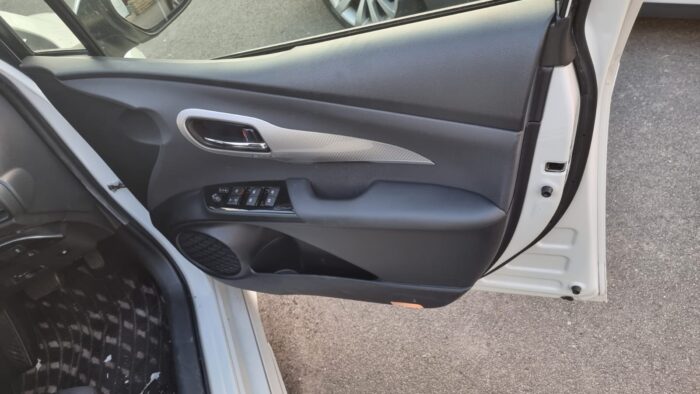 Toyota Prius White - Image 11