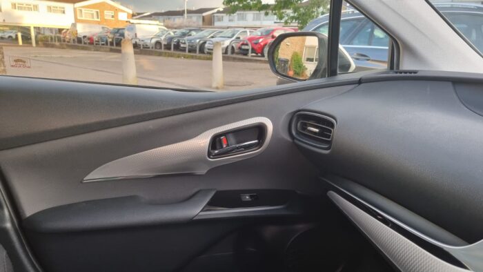Toyota Prius White - Image 10