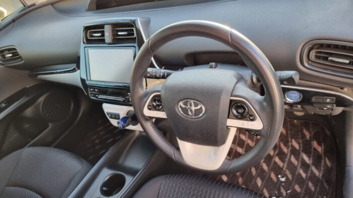 Toyota Prius White - Image 8