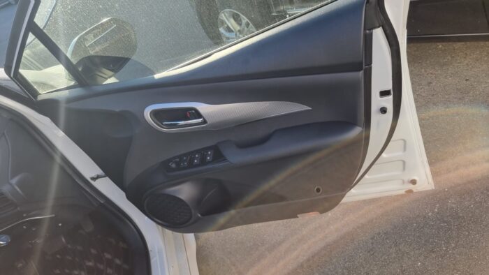 Toyota Prius White - Image 6